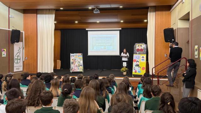 Inés Rey leyendo ante el alumnado de 6º  de primaria de Dominicos FESD de A Coruña