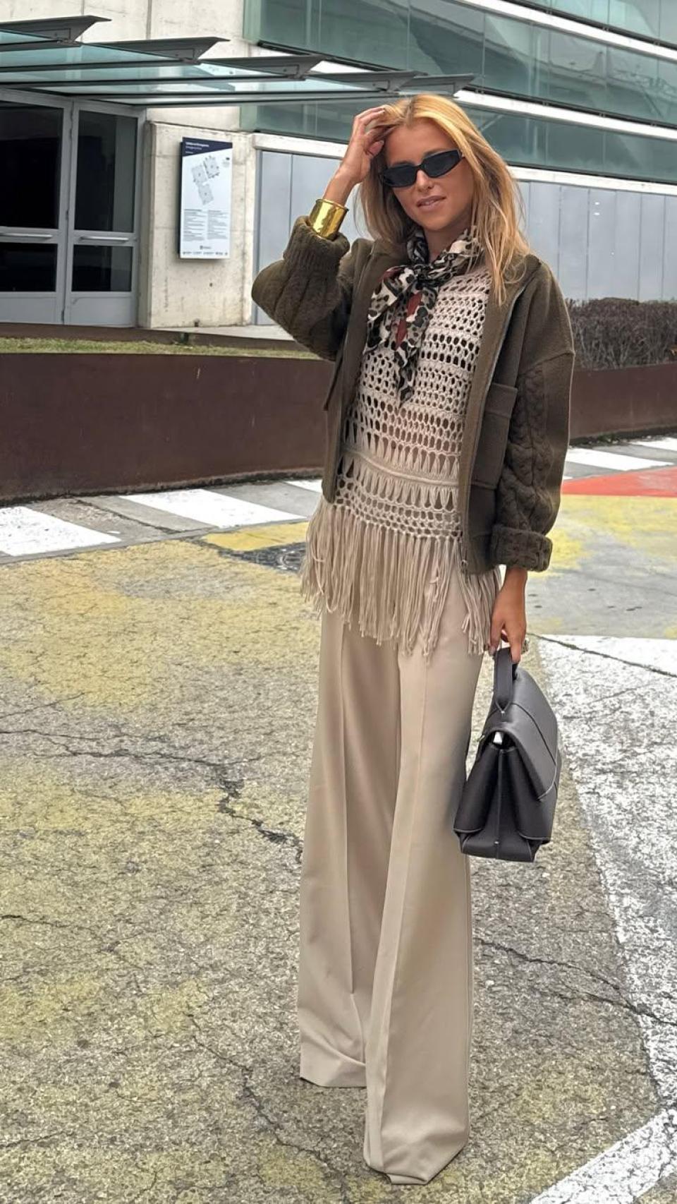 Andrea Belver con un top con flecos.