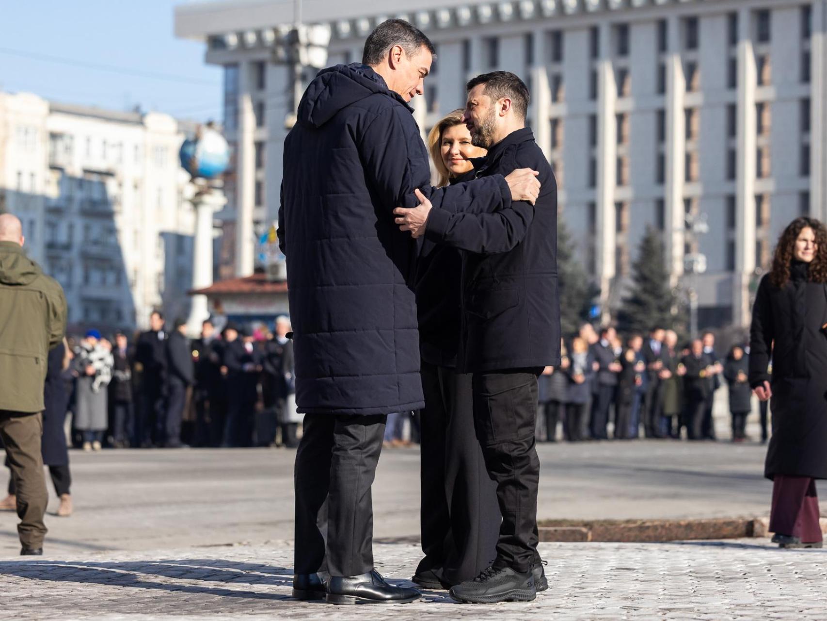 Pedro Sánchez saluda al presidente de Ucrania, Volodímir Zelenski, el pasado lunes en Kiev.
