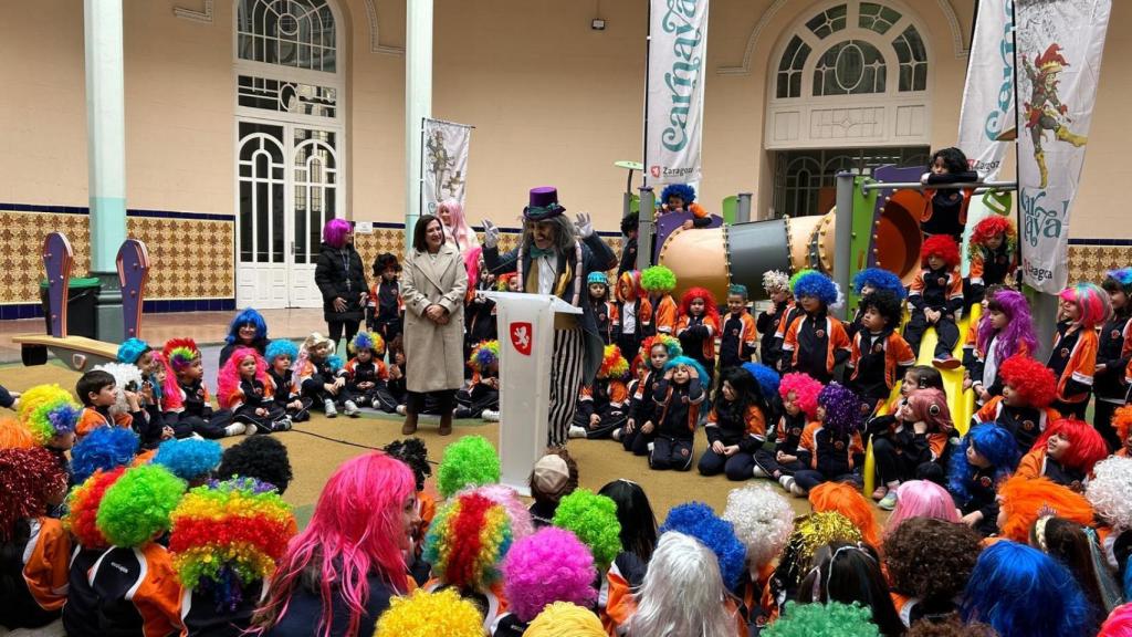 El Conde de Salchichón con los niños del Colegio Escuelas Pías.