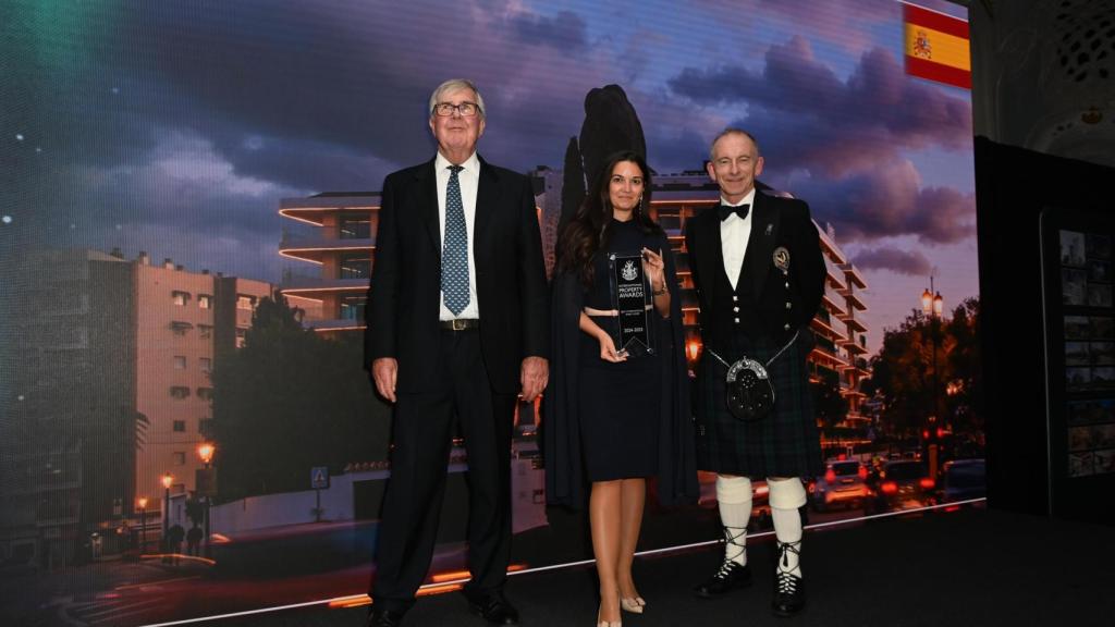 Imagen de la entrega del premio a la promoción Jade Tower.