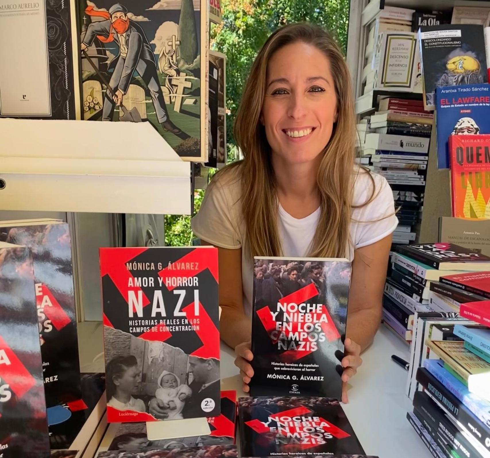 La periodista Mónica G. Álvarez en una firma de libros