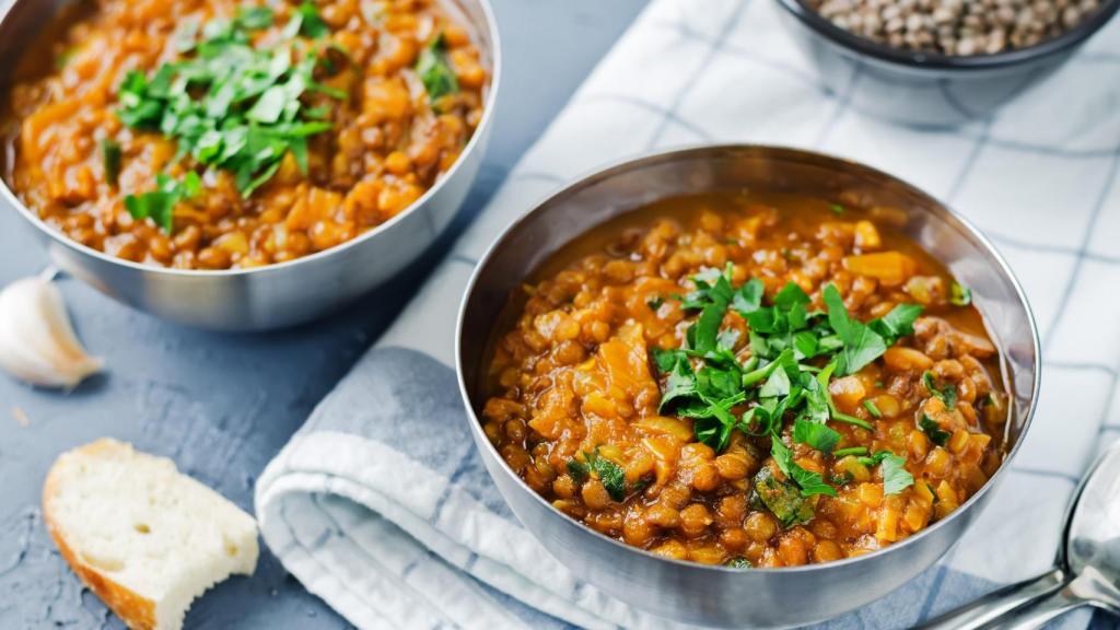 Dos platos de lentejas.