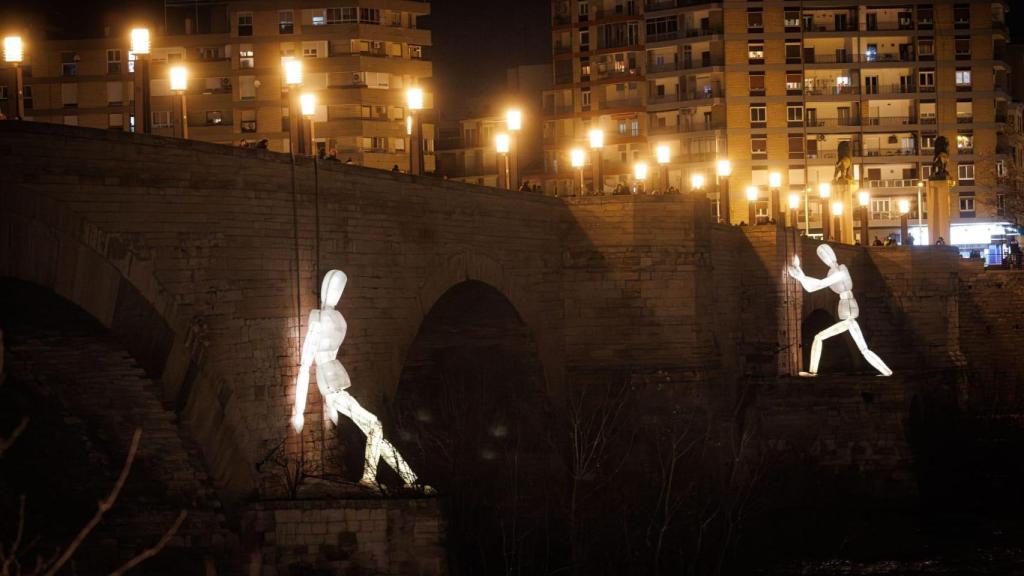 Los Colossos en el puente de Piedra, en Zaragoza.