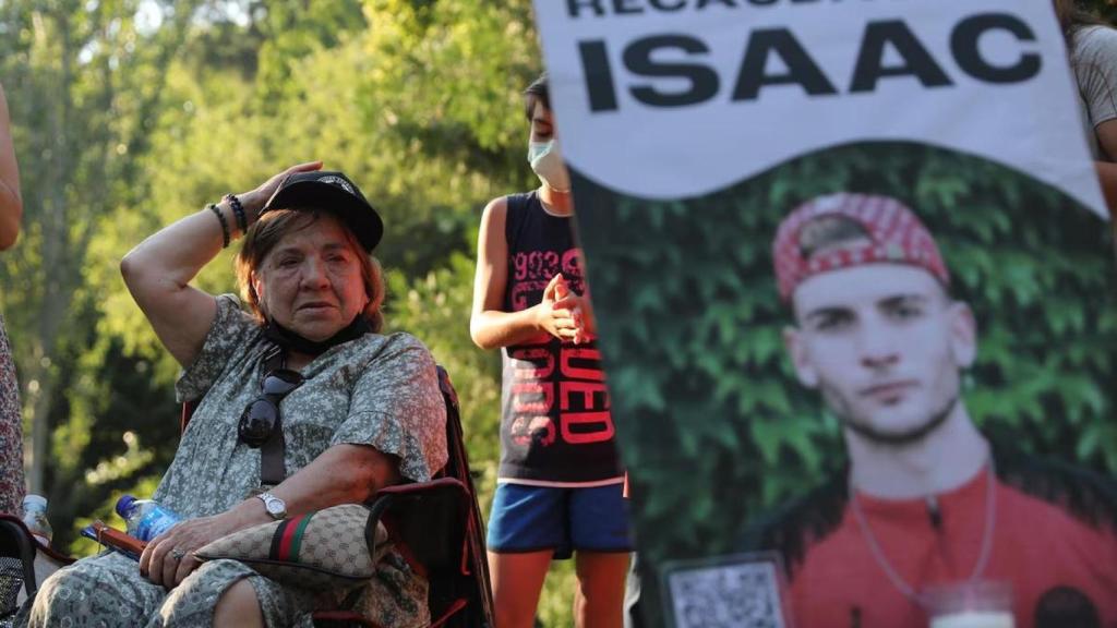 La abuela de Isaac en un homenaje al rapero asesinado en 2021.