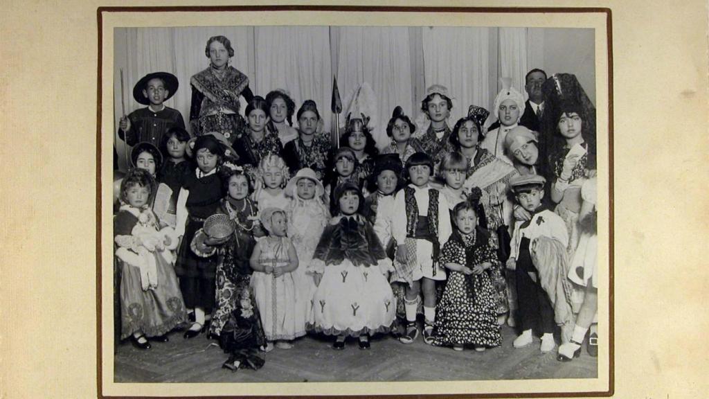 Antigua imagen del carnaval infantil del Círculo de Bellas Artes en la primera mitad del siglo XX.