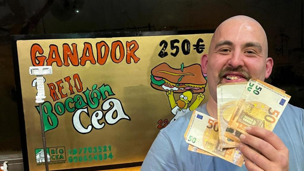 Cristian con su premio