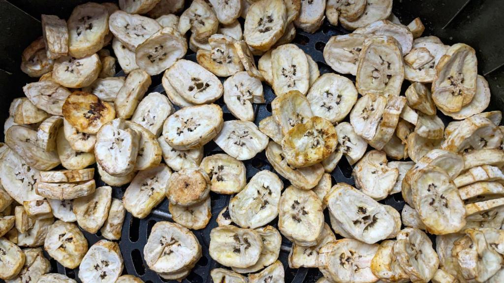 Trozos de plátano en la 'airfryer'.