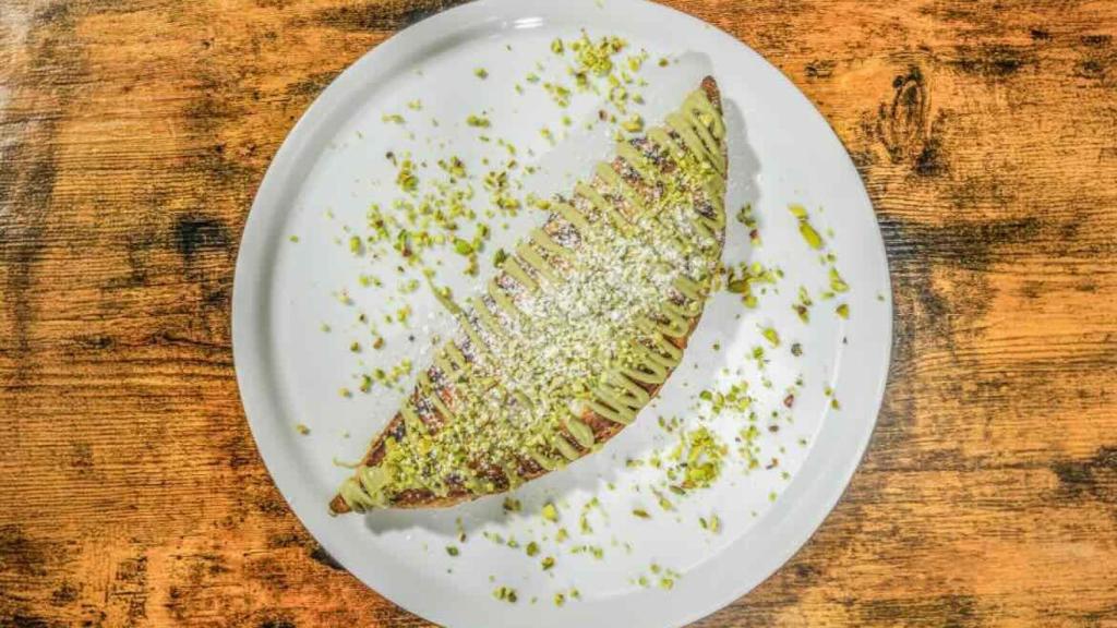 Calzone de Nutella y pistacho con helado de vainilla de Jojo's.