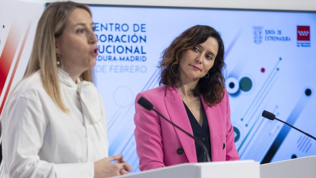 Isabel Díaz Ayuso junto a María Guardiola este lunes en una rueda de prensa durante su viaje institucional a Extremadura.