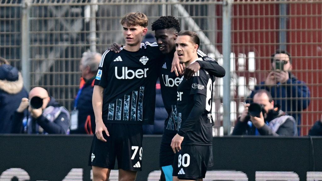 Assane Diao, junto a Nico Paz y Caqueret.