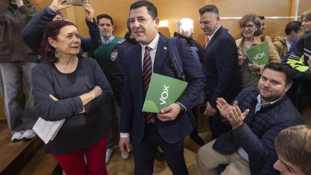 El primer teniente de alcalde de la localidad murciana de Molina de Segura, Antonio Martínez, (Vox), este lunes, a su llegada al pleno de su reprobación solicitado por el PSOE.