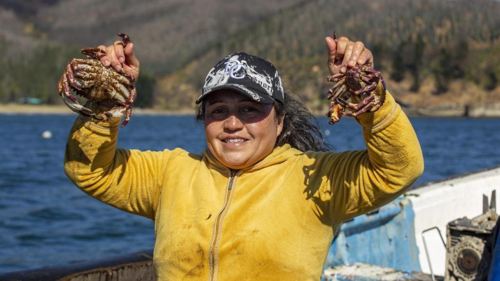 Dania Riquelme, mostrando dos jaibas.