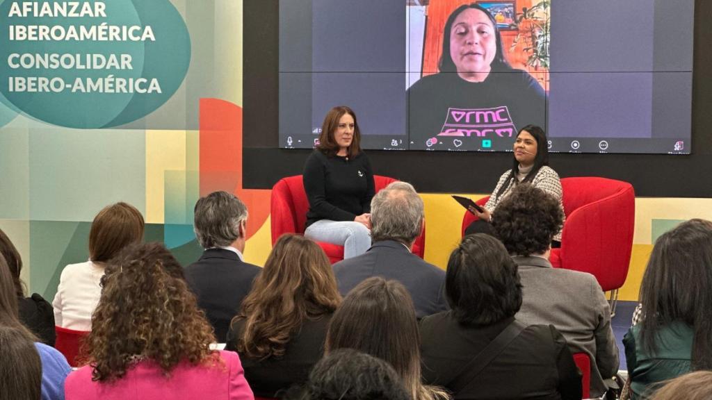 Las participantes del apoyo de MFBBVA: Verónica Cazorla (izquierda) y Damia Riquelme (en pantalla).