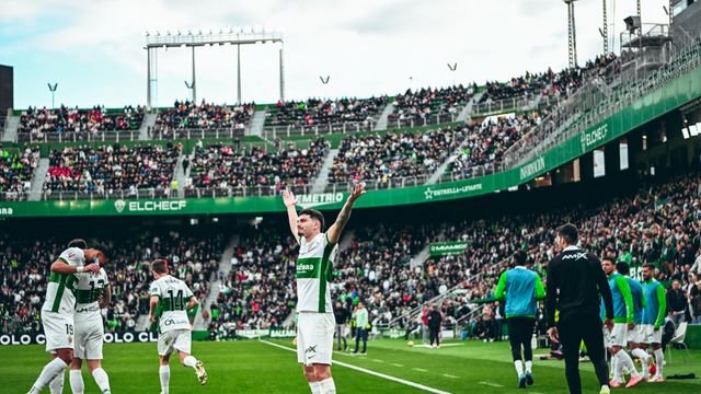 Agustín Álvarez celebra el final del partido y el liderato.