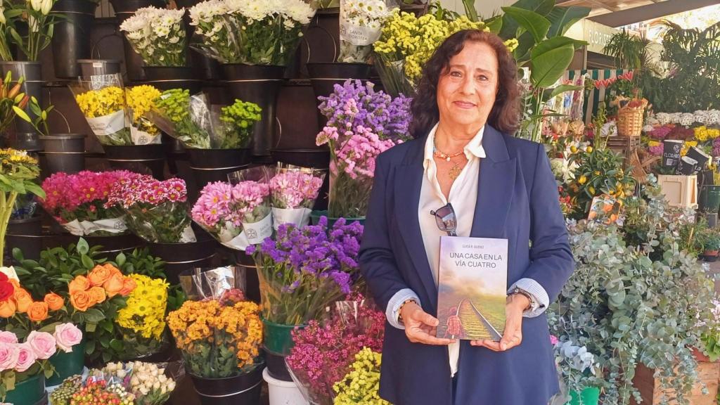 Luisa R. Bueno, junto a su última novela 'Una Casa en la Vía Cuatro' .