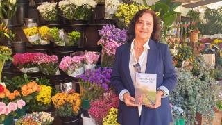 Luisa R. Bueno, junto a su última novela 'Una Casa en la Vía Cuatro' .