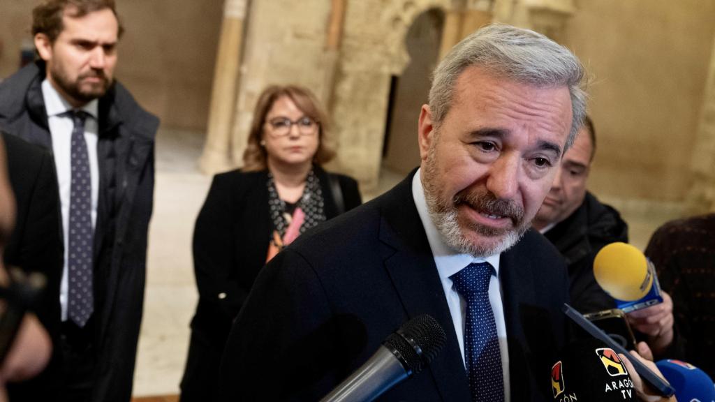 Azcón, atendiendo a los medios de comunicación en La Aljafería