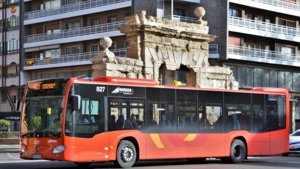 Un bus, en el centro de Zaragoza.