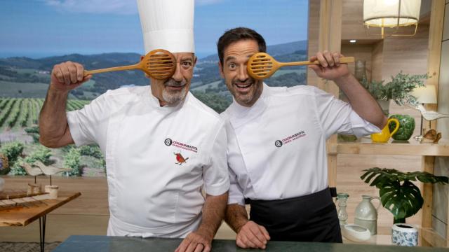 Karlos Arguiñano junto a su hijo Joseba en 'Cocina abierta de Karlos Arguiñano'.