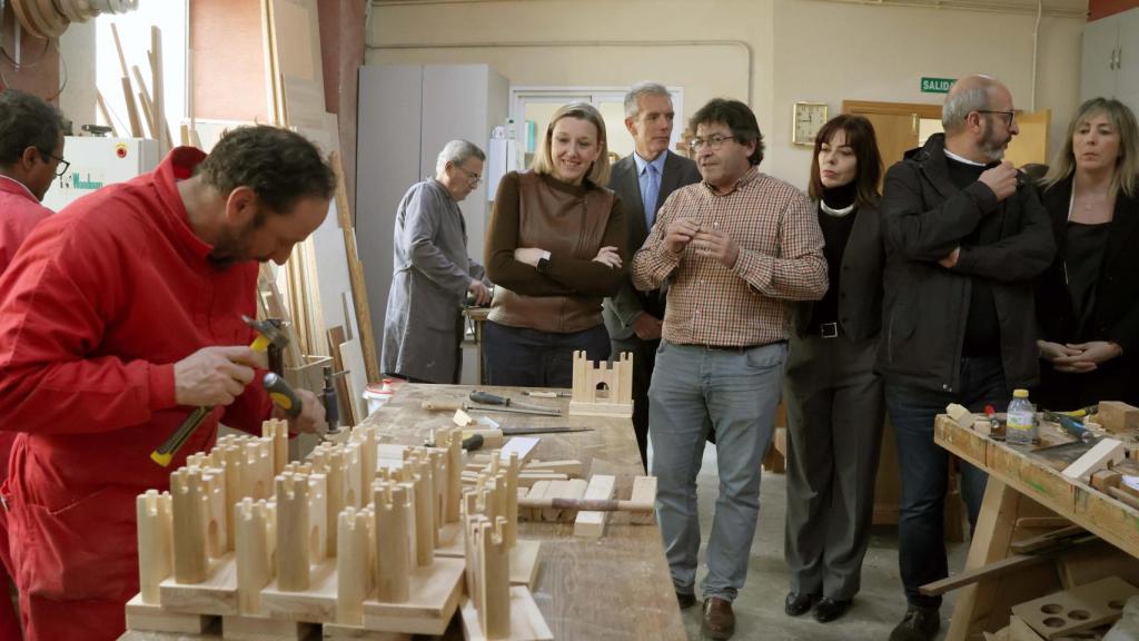 La vicepresidenta de la Junta de Castilla y León y consejera de Familia e Igualdad de Oportunidades, Isabel Blanco, ha asegurado, durante la visita a uno de estos itinerarios impartidos por Cáritas Ávila