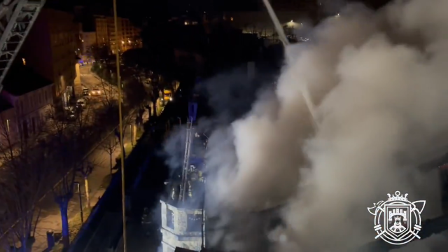 Un fuego complicado y desbocado en una casa de Burgos obliga a intervenir a varias dotaciones de bomberos