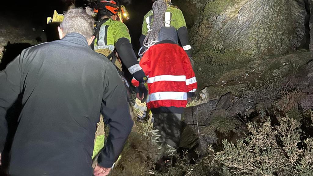 Momento del rescate por parte de los bomberos