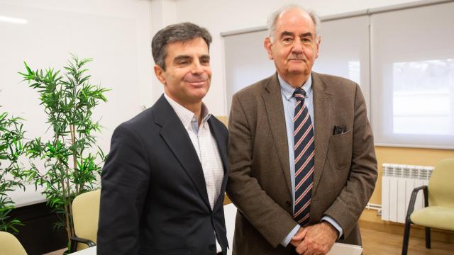 El exdefensor del Pueblo Álvaro Gil-Robles, acompañado por Juan Zapatero, director de la Fundación de Castilla y León, en el colegio Corazón de María de Zamora