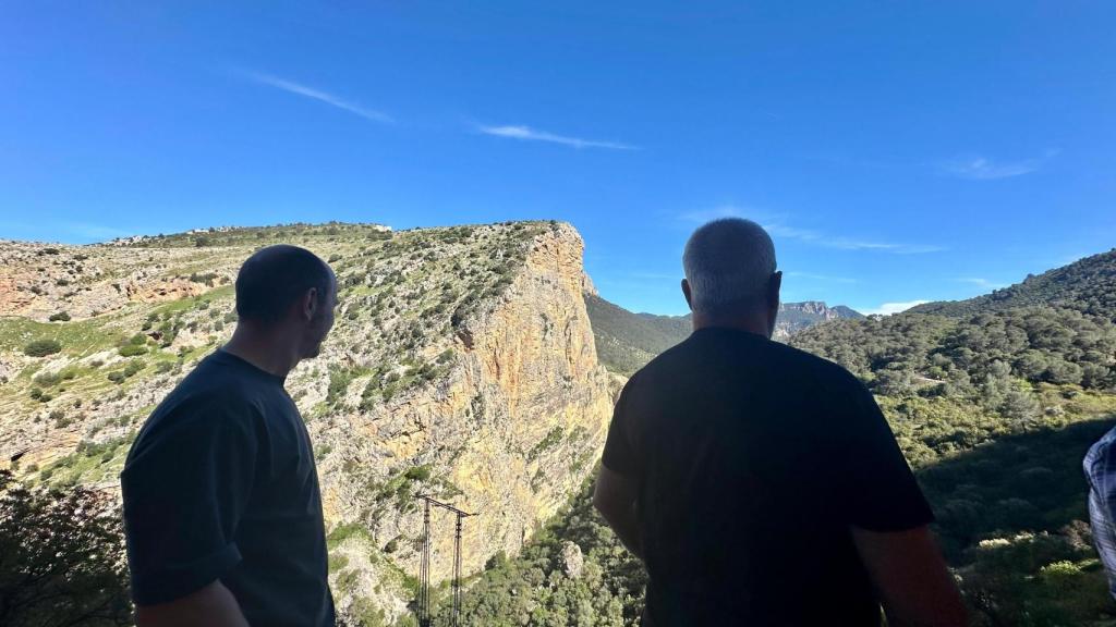 Marcos Reguera y Juan Carlos Roldán contemplando su 'patio de juegos'.
