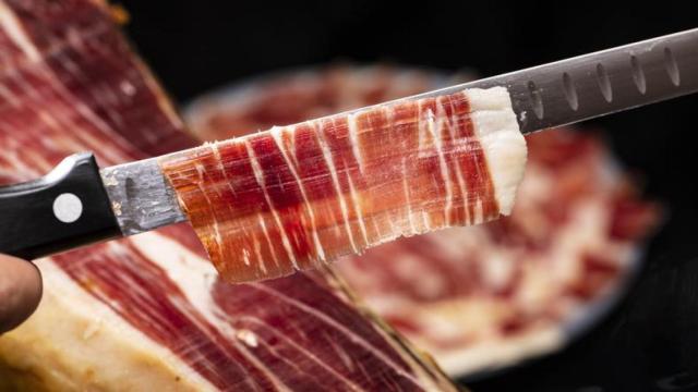 Preparación de un plato de jamón ibérico de bellota.