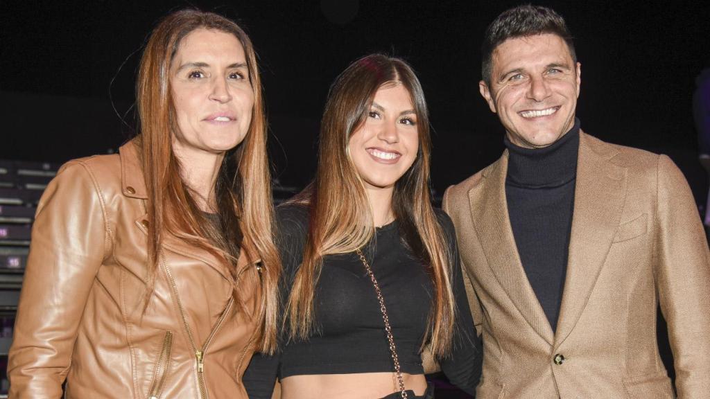 Susana Saborido y Joaquín Sánchez junto a su hija mayor, Daniela, en enero de 2025.