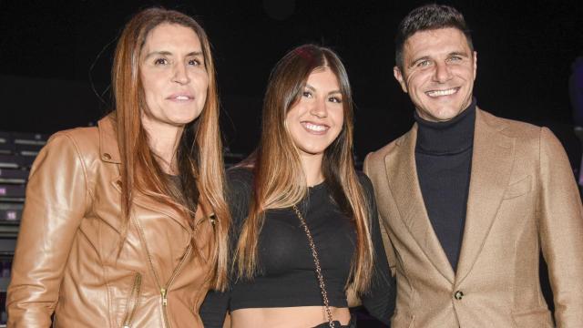 Susana Saborido y Joaquín Sánchez junto a su hija mayor, Daniela, en enero de 2025.
