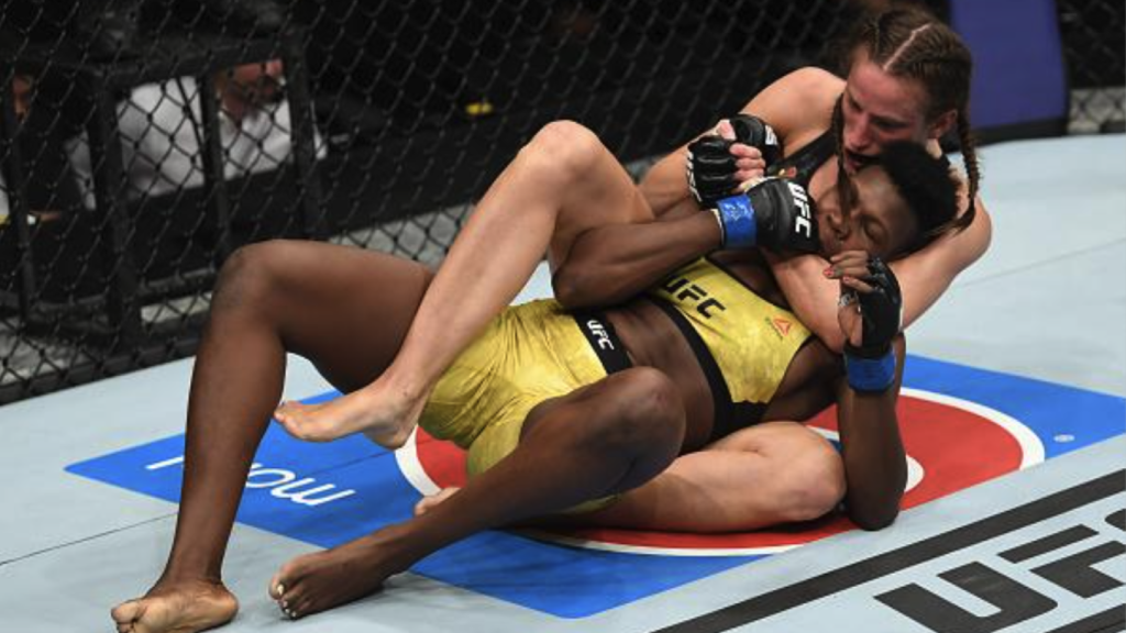 Duda Santana, de amarilla, durante su única pelea oficial en la UFC