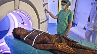 La momia guanche del Barranco de Herques sometiéndose a un TAC en el Hospital Quirón de Madrid. Foto: Europa Press