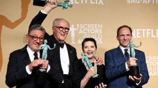 John Lithgow, Ralph Fiennes, Sergio Castellitto e Isabella Rossellini con sus premios por 'Cónclave'.