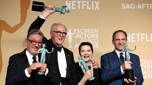 John Lithgow, Ralph Fiennes, Sergio Castellitto e Isabella Rossellini con sus premios por 'Cónclave'.