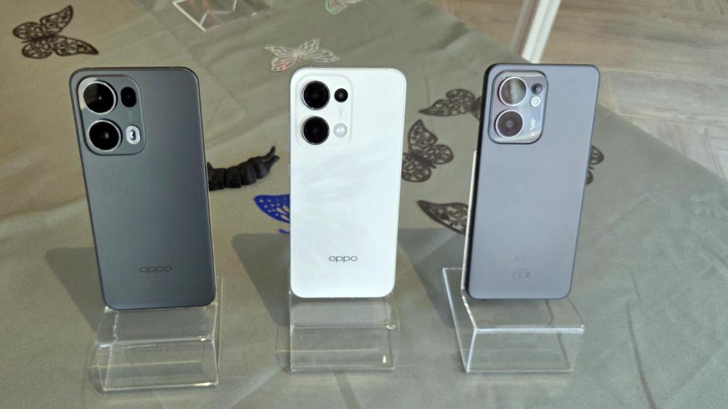 El Oppo Reno13 Pro (izqda), Reno13 y Reno13 F (dcha).