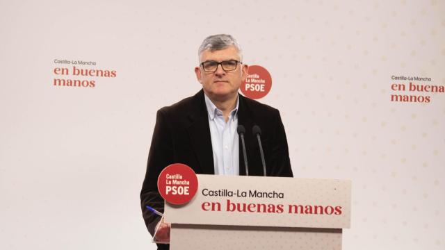 Ángel Tomás Godoy, presidente del grupo socialista en las Cortes regionales, en rueda de prensa.