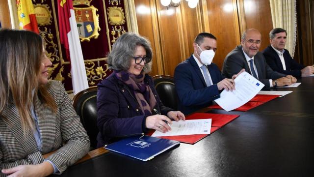 Firma del convenio del nuevo Centro de Tratamiento de Residuos de Cuenca.