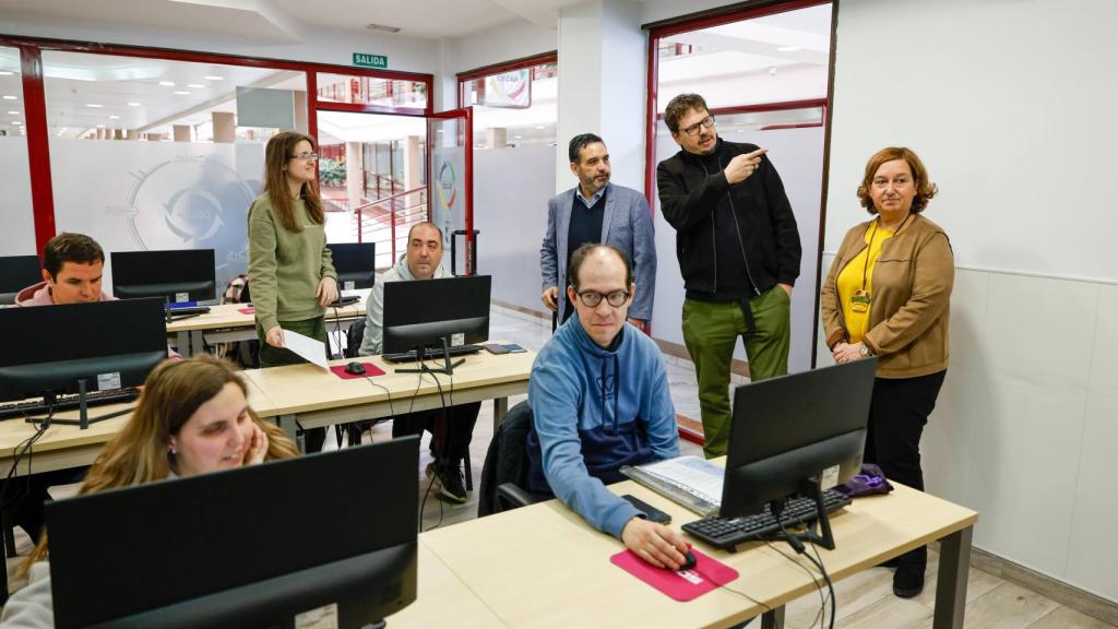 Romera, Martínez y Cedillo, a la derecha, en las instalaciones de CECAP en Toledo.