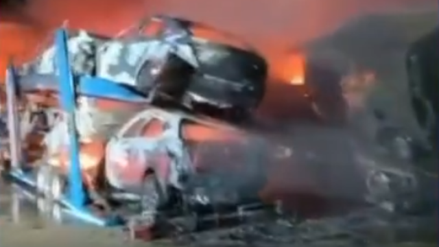 Camión ardiendo en Graja de Iniesta (Cuenca). Foto: CMM.