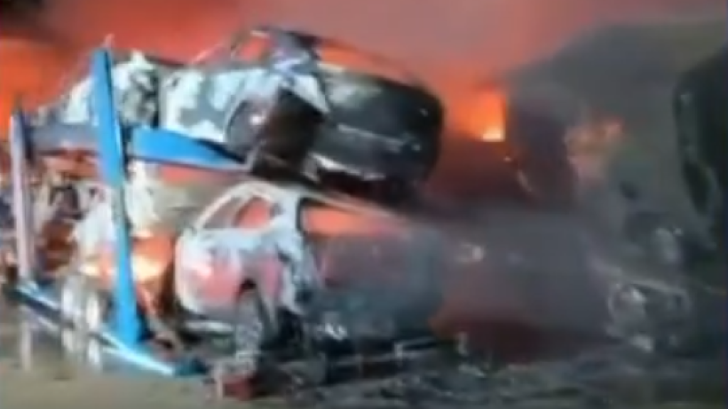 Camión ardiendo en Graja de Iniesta (Cuenca). Foto: CMM.