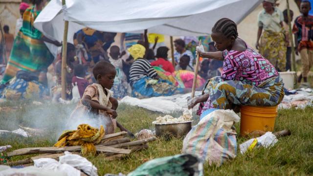Una refugiada congoleña prepara la comida en un campo de desplazados en la vecina Burundi.