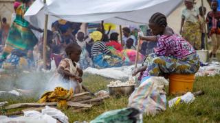 Una refugiada congoleña prepara la comida en un campo de desplazados en la vecina Burundi.