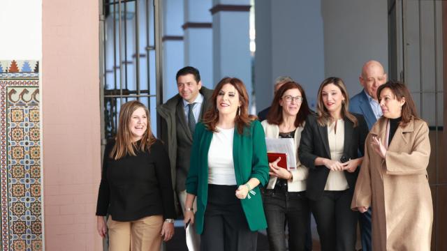 Ángeles Férriz junto a la nueva vicesecretaria general del PSOE andaluz, María Márquez y otros dirigentes del partido.
