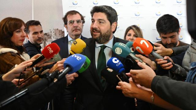 Fernando López Miras (c) interviene ante los medios en la toma de posesión del presidente de la Autoridad Portuaria de Cartagena, Pedro Pablo Hernández (i).