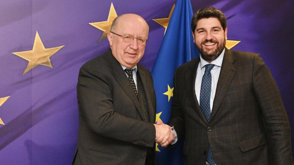 El presidente del gobierno de Murcia, Fernando López Miras, con el comisario de Defensa y Espacio de la Unión Europea, Andrius Kubilius.