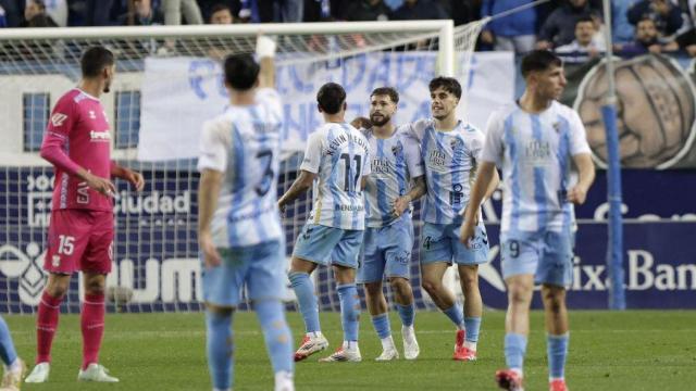 Los jugadores del Málaga CF celebran el gol contra el CD Tenerife.