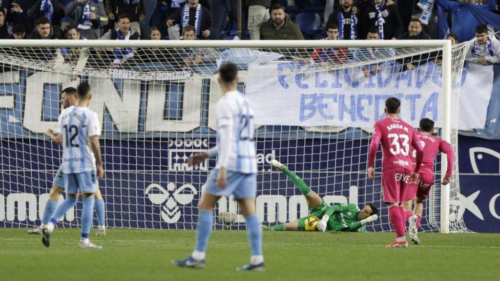Edgar Badía detiene el penalti lanzado por Roko Baturina contra el Tenerife
