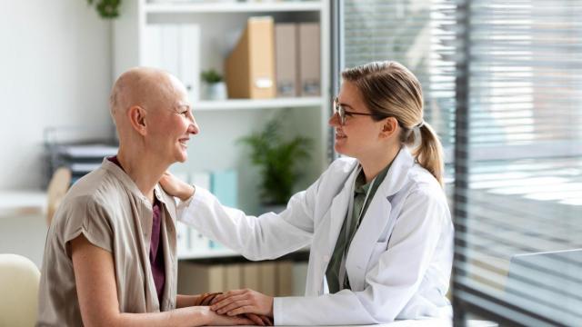 Un psicólogo con un paciente de cáncer.